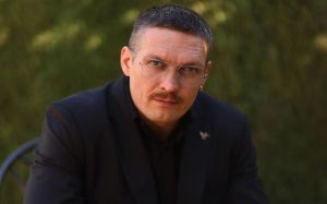 Александр Усик объяснил, почему не уходит из бокса, несмотря на просьбу матери