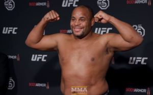 Видео взвешивания участников турнира UFC 230: Даниэль Кормье - Деррик Льюис
