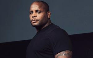 "Худшая остановка в истории UFC". Кормье раскритиковал действия рефери во время избиения Грина