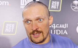 "Супертяжелый чих": Александр Усик отличился забавной выходкой во время интервью