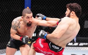 Роберт Уиттакер уничтожил Икрама Алискерова в главном событии UFC on ABC 6