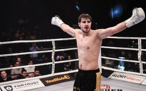 Артем Вахитов отстоял свой титул в бою с Донеги Абеной на Glory 66