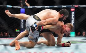 Ислам Махачев в доминирующей манере победил Джека Делла Маддалену на UFC 322 и завоевал титул в полусреднем весе