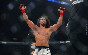 Бен Хендерсон против Адама Пикколотти на апрельском турнире Bellator 220