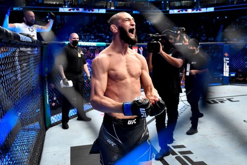 Биспинг уверен, что Камару Усман побаивается Чимаева после UFC 267