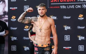 Ярослав Амосов финишировал Дэвида Рикелза на Bellator 225