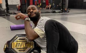 Алджамейн Стерлинг опубликовал ироничное фото с поясом UFC, написав русский комментарий