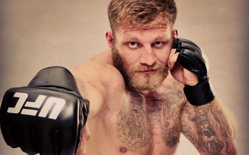 Дебютный бой Алексея Кисера в UFC сорвался из-за нацистской татуировки