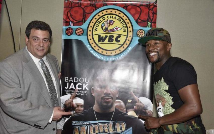 WBC рассмотрит идею добавления фотографии Флойда Мейвезера на свои пояса