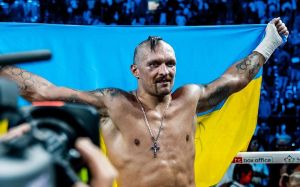 "Ты г**дон:" Усик рассказал о своем общении с российским хейтером