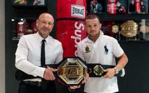 Петр Ян получил в подарок Mercedes за победу в титульном бою на UFC 251