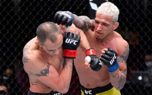 Тони Фергюсон не согласен с судейским счетом на UFC 256: "Оливейра был ментально сломлен в первом раунде"