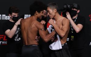 Видео боя Алекс Касерес - Чхве Сын У UFC Fight Night 196