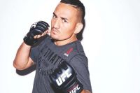 Чемпион UFC повторил уникальный трюк с бутылкой водки
