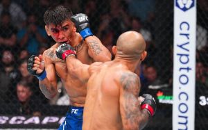 Жозе Альдо спорно уступил Марио Баутисте на UFC 307