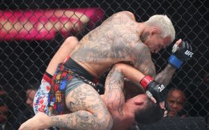 Чарльз Оливейра разгромил Макса Холлоуэя на UFC 326