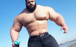Иранского Халка избили в первом профи бою