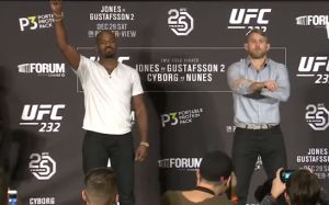 Битва взглядов на пресс-конференции перед турниром UFC 232