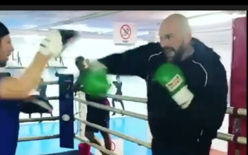 Тайсон Фьюри встал с дивана 