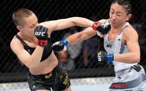 Карла Эспарза победила Роуз Намаюнас и отобрала титул на UFC 274