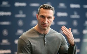 Кличко передал награду "Золотое сердце" украинским детям, потерявшим родителей из-за РФ