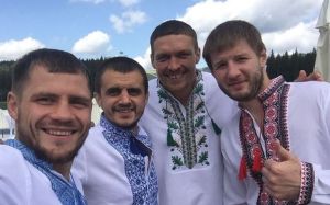 Александр Усик пошутил над Денисом Беринчиком во время своего дебютного боксерского шоу