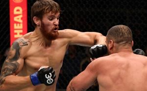 Украинец Игорь Потеря выиграл досрочно у легендарного Руа на UFC 283