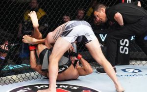 Яир Родригес ярко победил Джоша Эмметта, завоевав этим титул UFC в полулегком весе