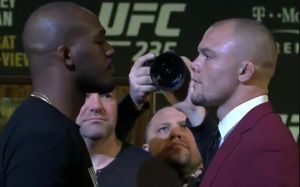 Битва взглядов участников турнира UFC 235: Джон Джонс - Энтони Смит