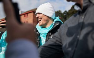 Фото: Александр Усик прилетел в Лондон на бой с Энтони Джошуа