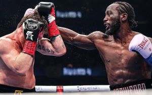 Александр Усик отреагировал на победу Кроуфорда над Канело