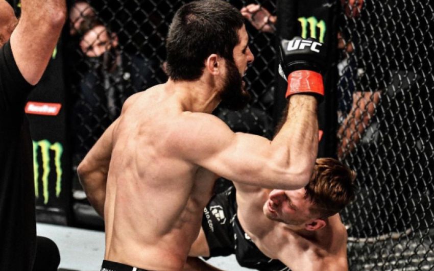 Ислам Махачев остановил Дэна Хукера в первом раунде на UFC 267