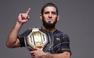 "UFC дает дубликат пояса". Махачев рассказал о фотографиях на дуэли взглядов