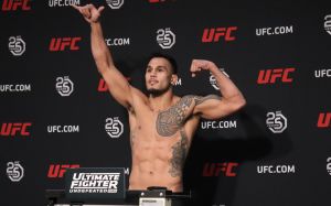 Церемония взвешивания участников TUF 27 Finale : Таварес - Адесанья