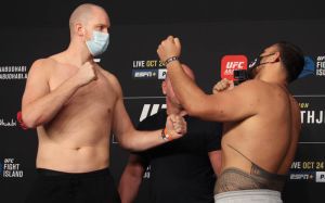 Видео боя Стефан Штруве - Тай Туиваса UFC 254
