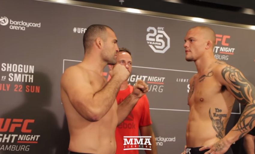 Face-off на церемонии взвешивания турнира UFC Fight Night 134: Руа - Смит