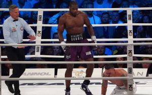 Карл Фрэмптон поменял свое мнение по поводу спорного удара Дюбуа: "Я знаю лишь, что Усик – гениальный боец"