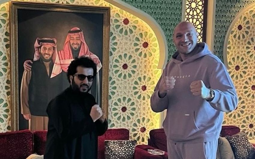 Турки Аль аш-Шейх и Тайсон Фьюри записали совместное видеообращение к Александру Усику: "Ты тратишь свое время на Скалу"