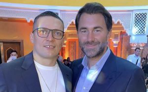 Александр Усик ворвался на интервью Эдди Хирна с несвязной речью: видео
