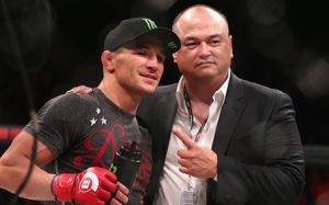 Скотт Кокер о бое между Чендлером и Оливейрой: "Это битва Bellator против UFC"