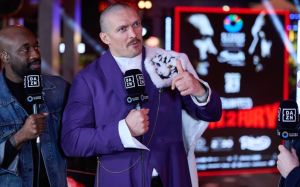 Александр Усик смотрит на чемпиона UFC, в качестве соперника на прощальный бой