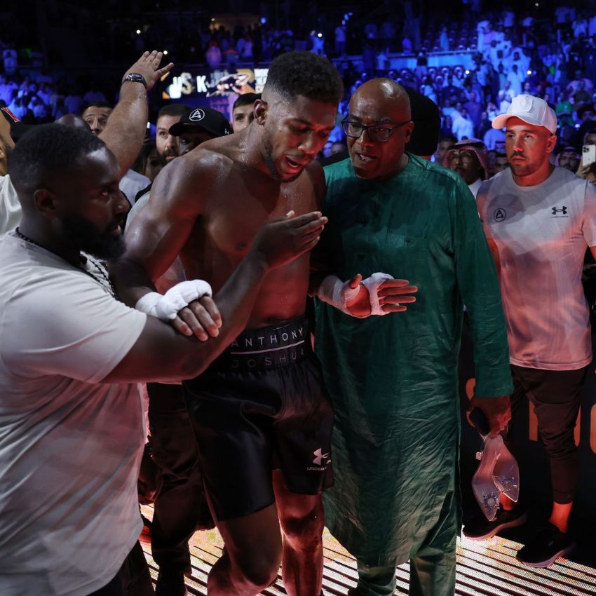 "На х*р это д*рьмо": появилось видео, как Ломаченко пытался успокоить Джошуа после поражения от Усика