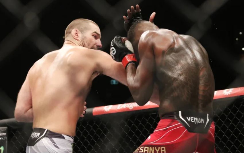 Комментатор UFC назвал причину поражения Адесаньи в бою с Стриклэндом: "Они заплатили большую цену"