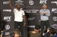 Битва взглядов на пресс-конференции перед турниром UFC 232