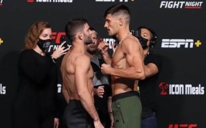Видео боя Хоэль Альварес - Тиаго Мойзес UFC Fight Night 197