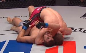 Ахмед Алиев досрочно уступил Натану Шульту на турнире PFL 8