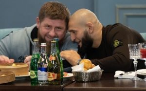 Хамзат Чимаев получил "Мерседес" от Рамзана Кадырова
