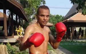 Амнат Руенроенг потерпел первое поражение в карьере и утратил чемпионский титул