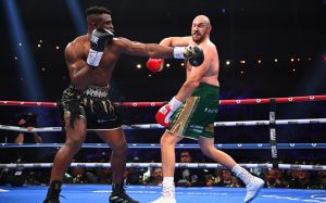 Комментатор UFC раскритиковал организаторов вечера бокса Фьюри – Нганну: "Концерты и мертвая атмосфера"