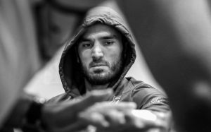 Тренер Бетербиева: "Мало того, что Артуру не выплатят гонорар за отмененный бой, он еще и покроет расходы на подготовку"